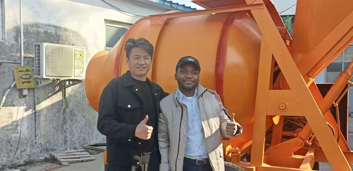 与客户合影